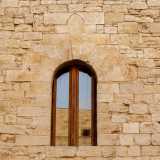 Anche qui ritroviamo numerosi simboli. Incastonata nell�architrave di una finestra dirimpetto al palazzo, vi � la Croce di Ankh, o Monolite di Tau, sacro simbolo egizio adottato metaforicamente dai Cavalieri del Tau, antenati spirituali dei Templari